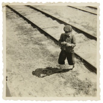 Foto de niño soviético conseguir algo de comida de los soldados alemanes. Espenlaub militaria